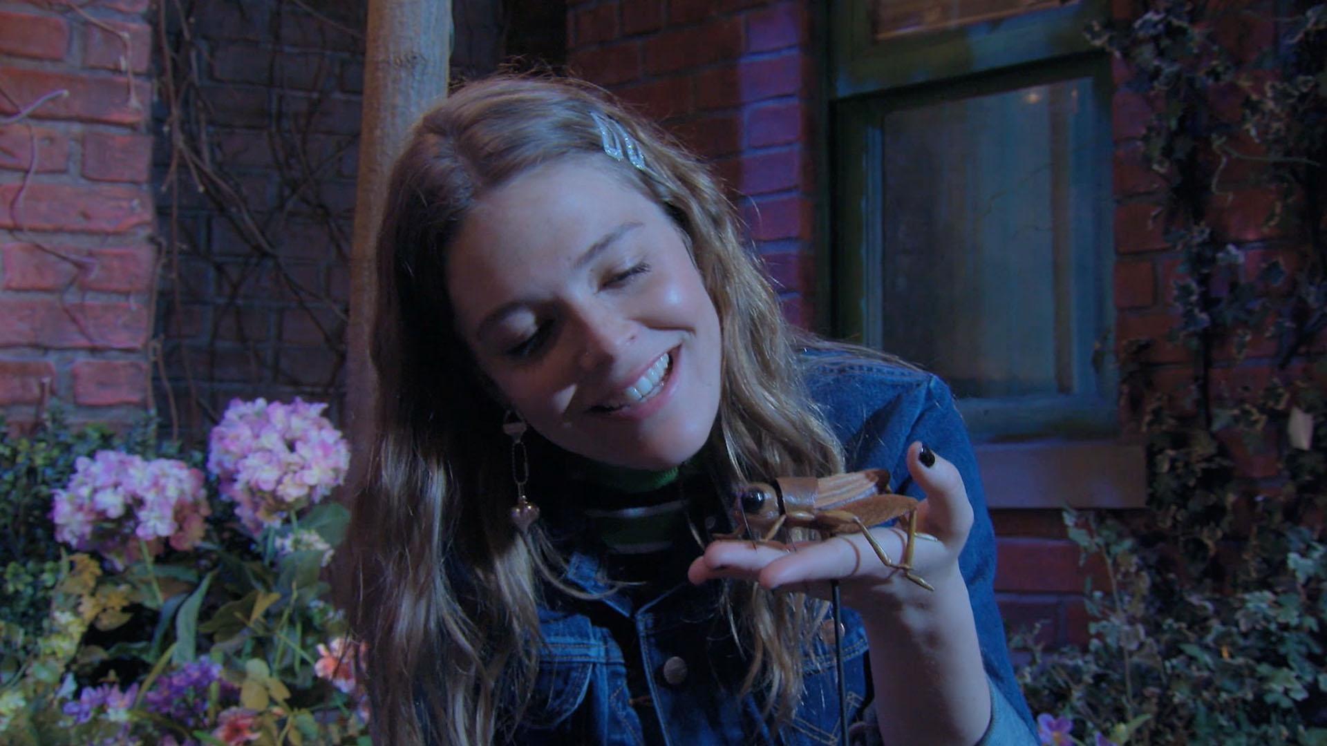Maggie Rodgers sings Nighttime as everyone on Sesame Street winds down for bedtime.