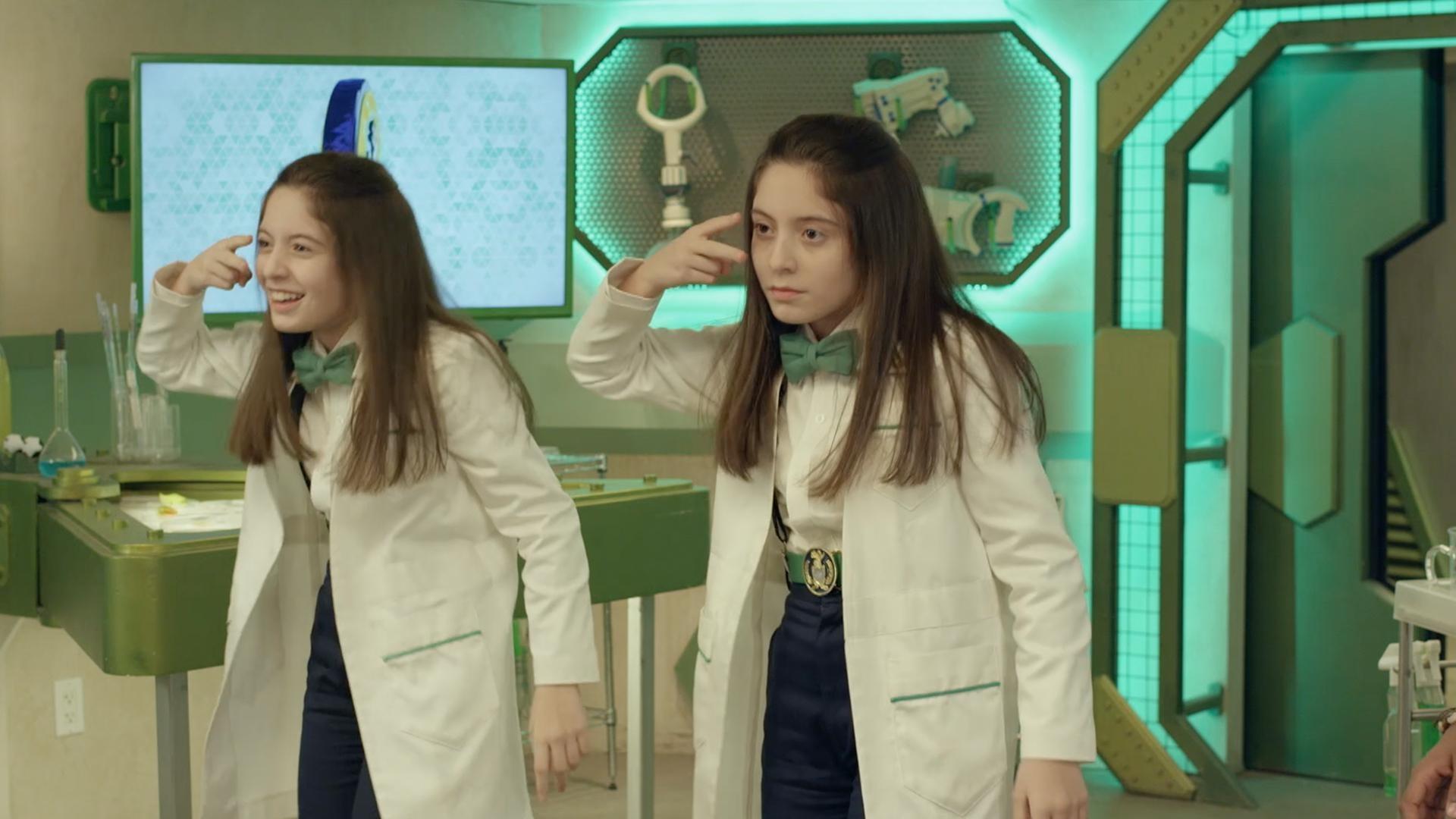 Oona uses her Oonabots to fix a problem. / Odd Squad goes undercover for a stolen gadget.