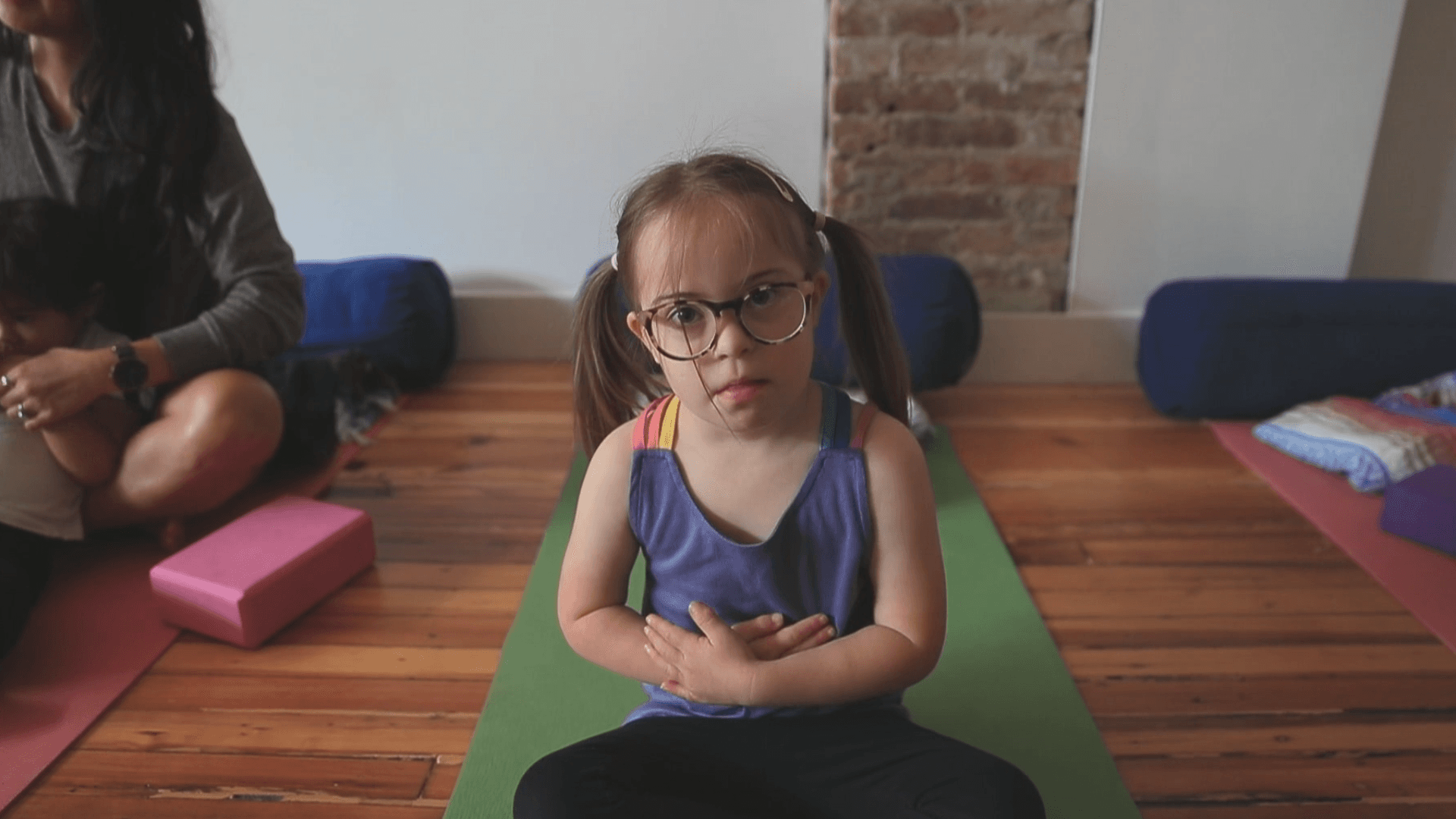 A visit to a yoga class where everyone can participate!