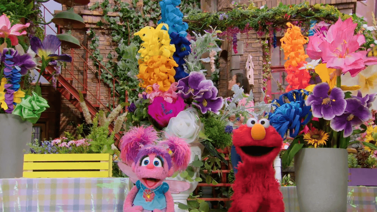 Elmo, Nina, and Telly help Abby prepare for her garden party.