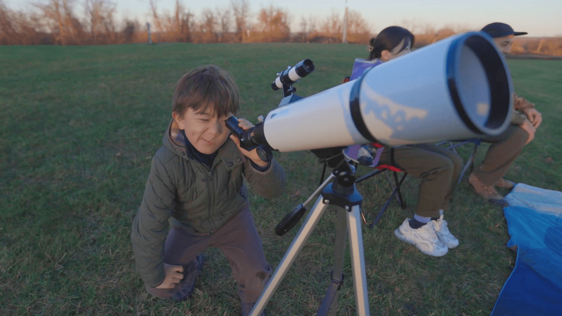 Kentaro goes stargazing with his family! They see so many stars and even the moon!