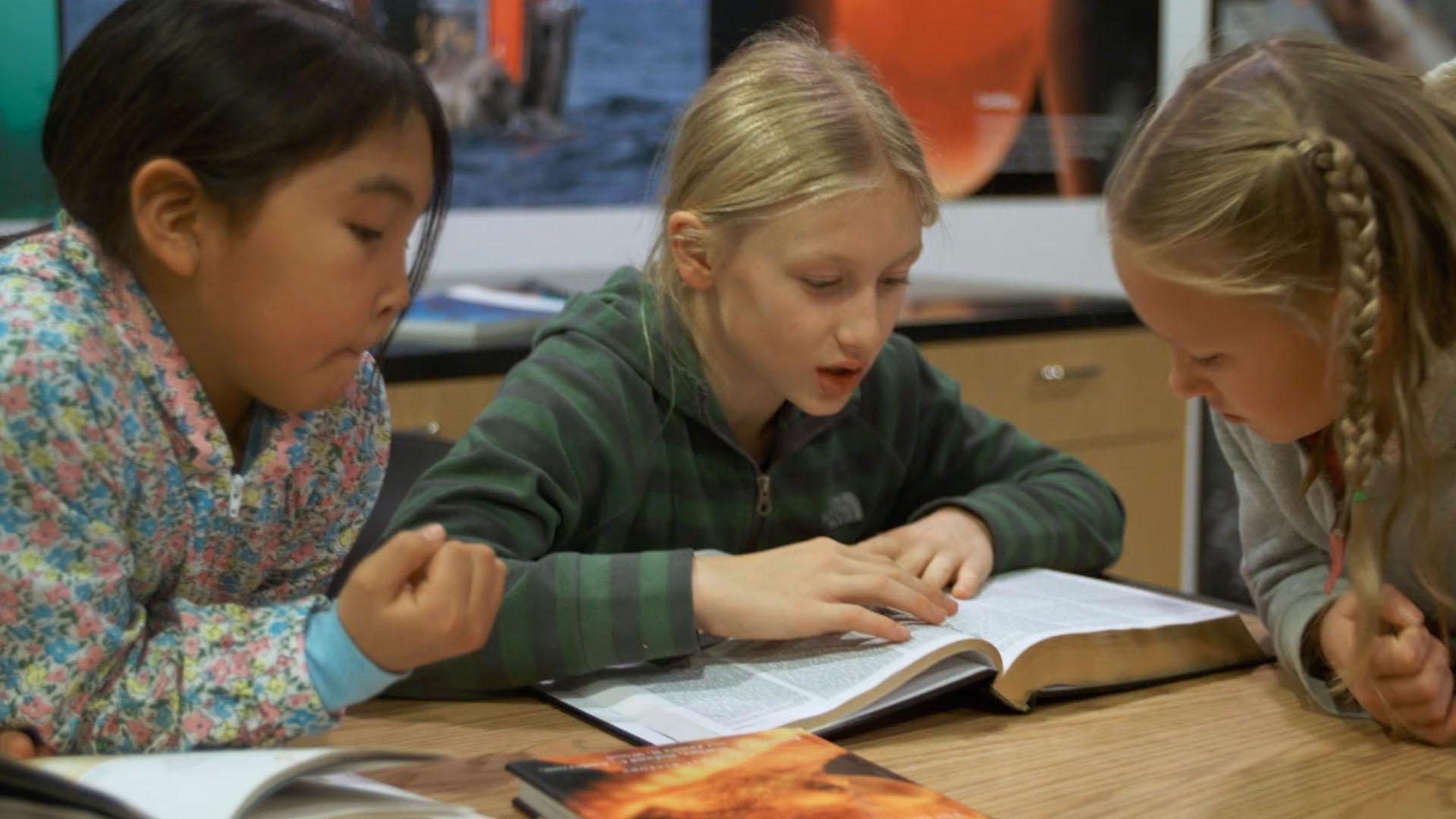 Kids visit an aquarium in Seward, Alaska, to learn if octopuses can change color.