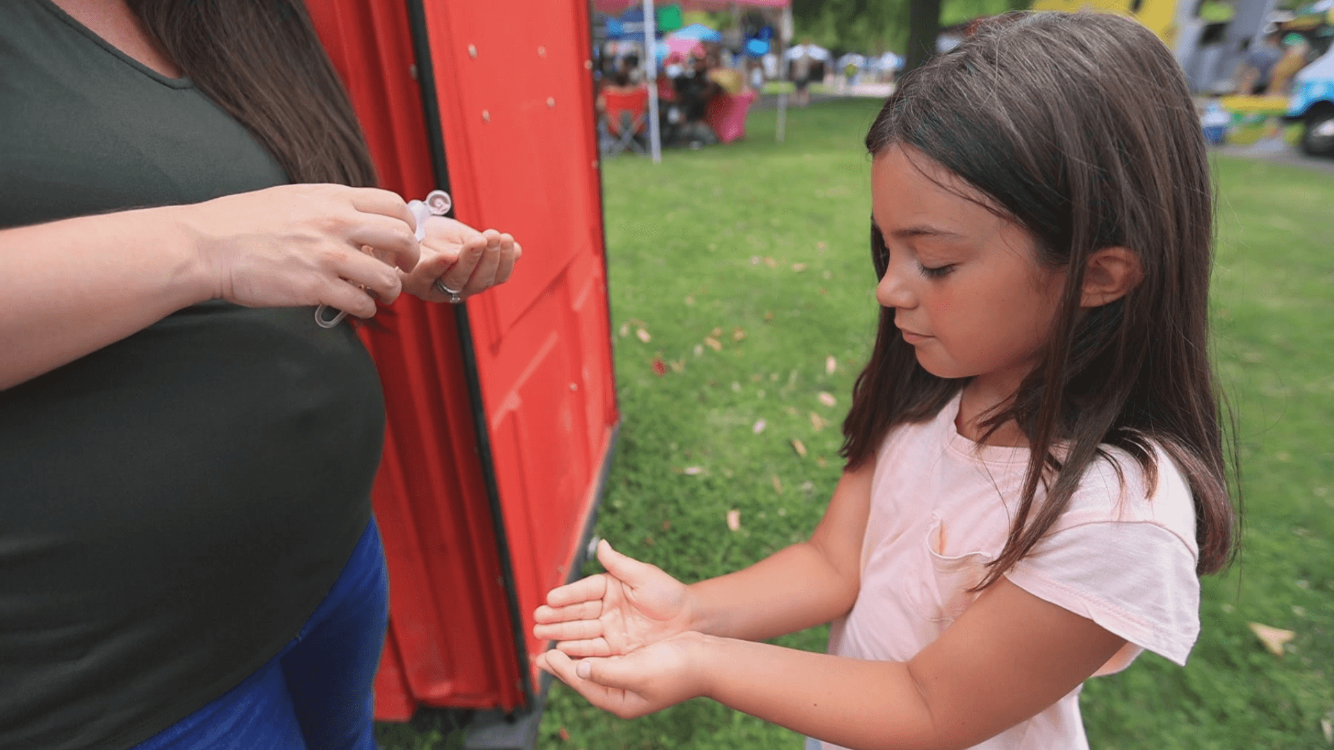Sienna goes to a festival with her family and learns to use the potty at a public event!