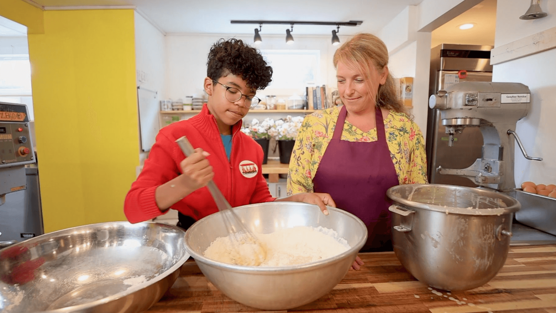 Camille and Jen the Baker make a wedding cake together!