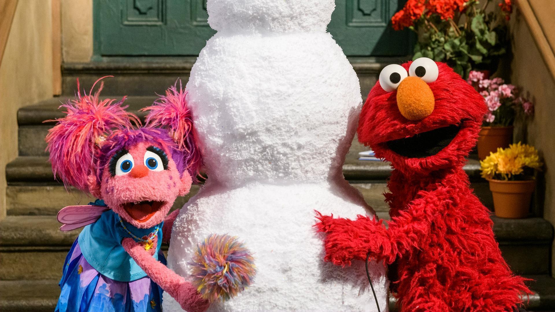 On a really hot day, Abby makes a snowman to help keep her and Elmo cool.