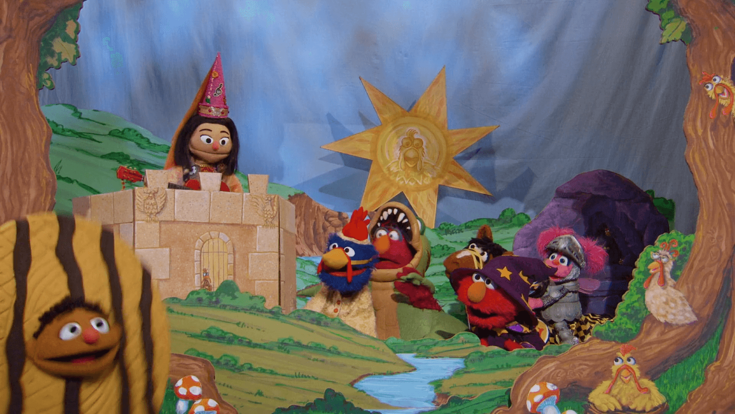 Grover has the perfect plan for his play while Tamir and Cookie Monster fix his suitycase.
