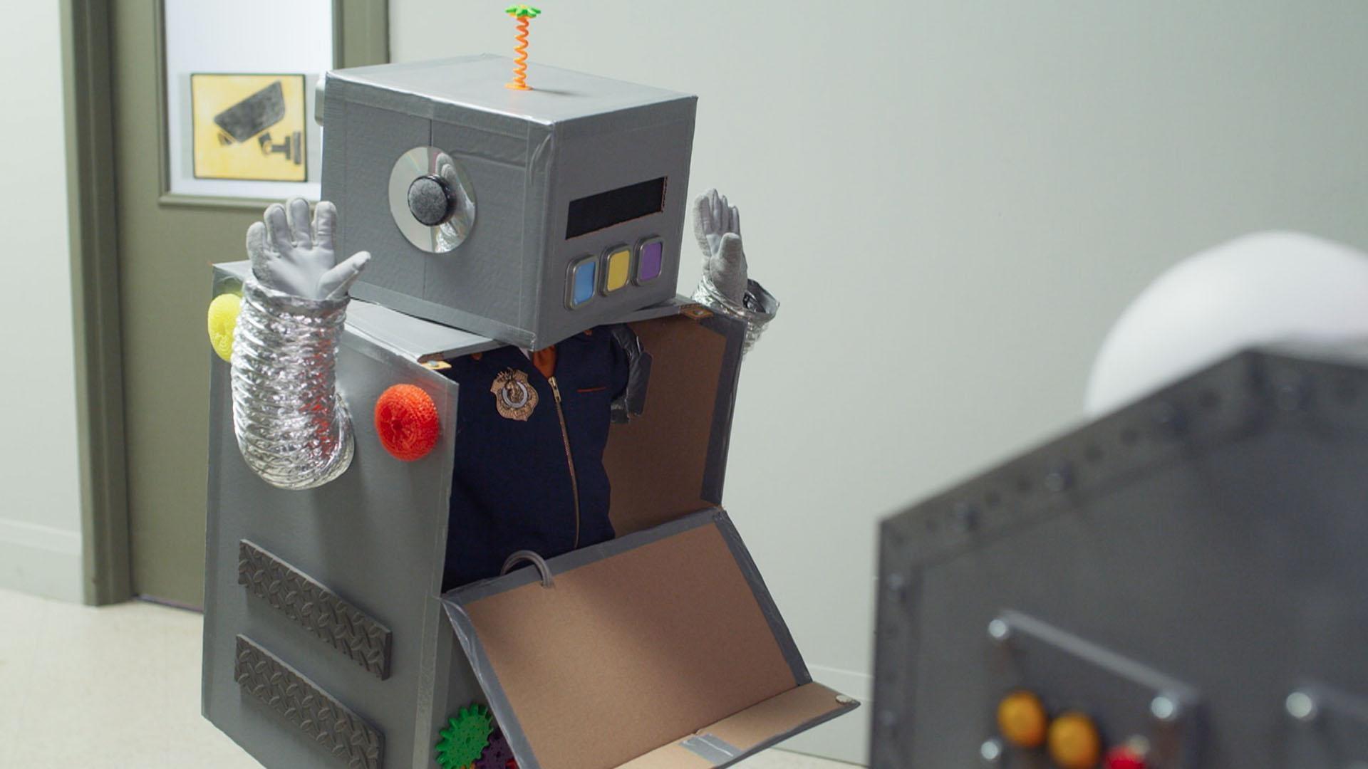 An Odd Squad gadget has been stolen. / The Mobile Unit learns how things might have been.