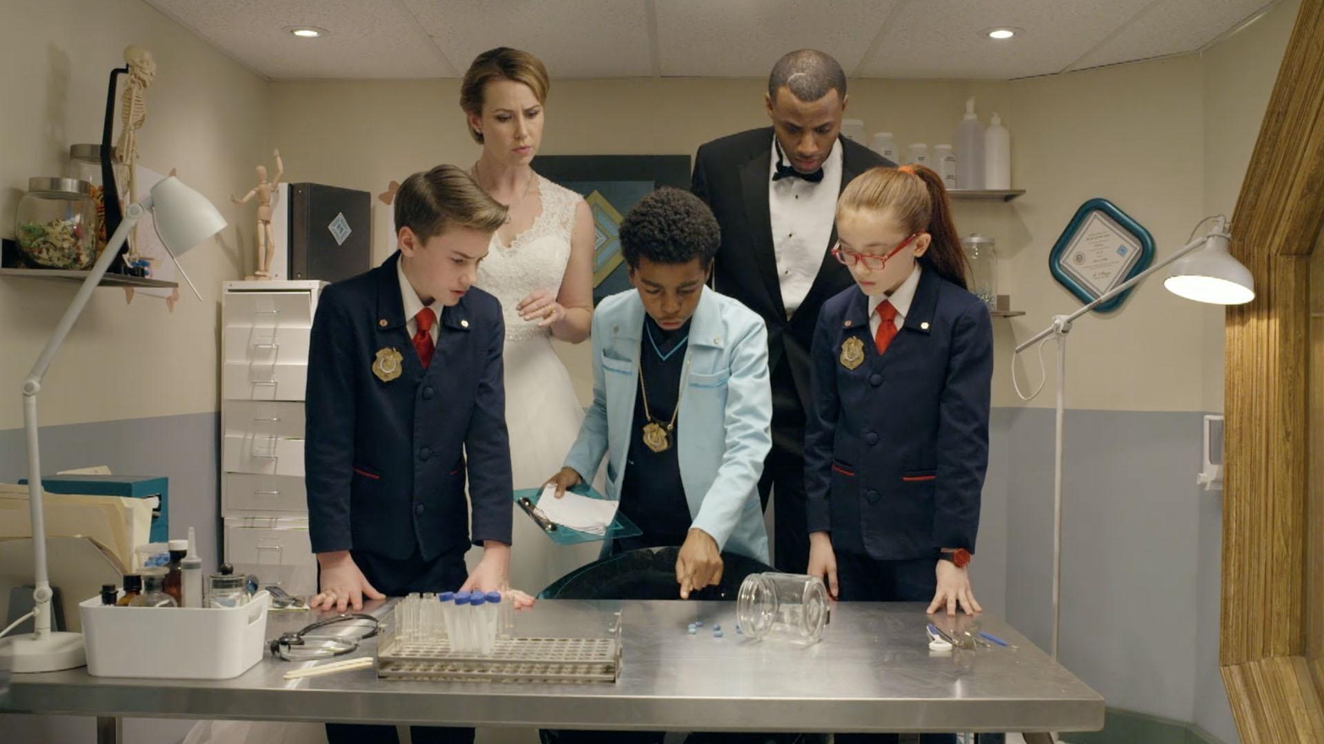 The agents look for Ronnie's brother Donnie, who is missing on Ronnie's wedding day!