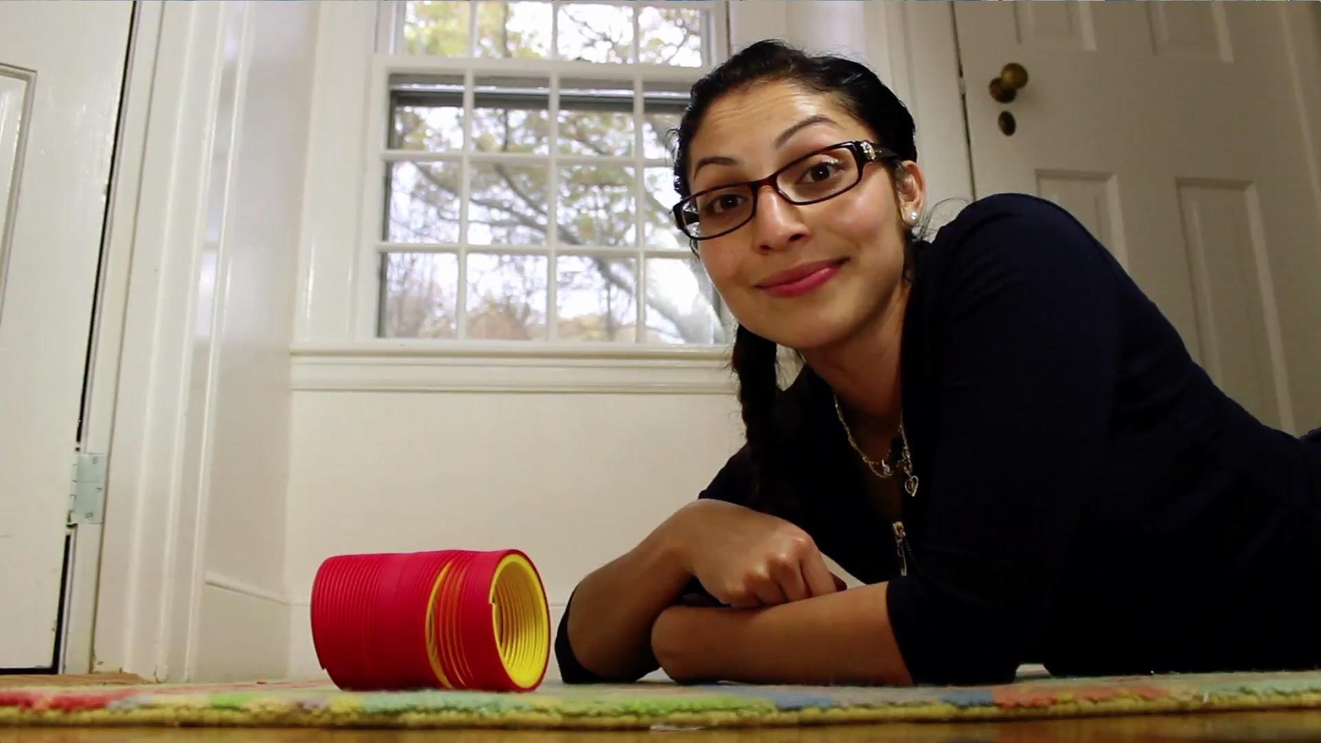 Watch as Deysi explains the physics behind how a slinky toy works.